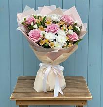 Букет цветов из:  Гвоздики, Орхидеи и Розы в Кизеле