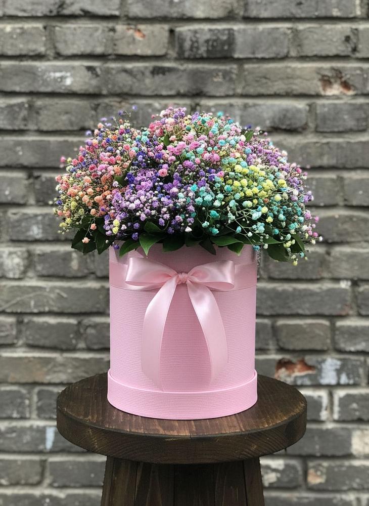 Цветочная композиция из Гипсофила и Розы в шляпной коробке в Кизеле