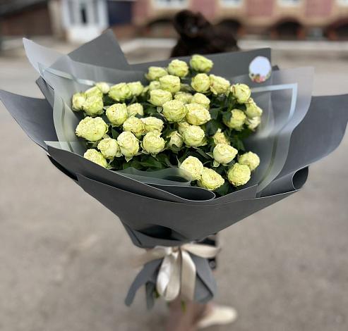 Букет Белые кустовые розы Солинеро в Кизеле