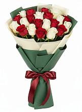 Букет Микс из красных и белых роз в Кизеле