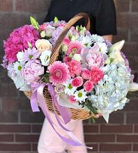 Цветочная композиция из Розы, Хризантемы, Пионы и Лизиантусы в корзине в Кизеле