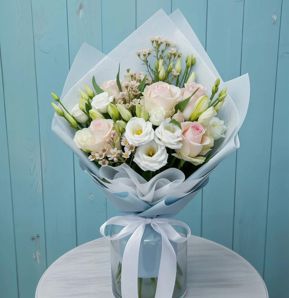 Букет цветов из: Розы и Лизиантусы в Кизеле