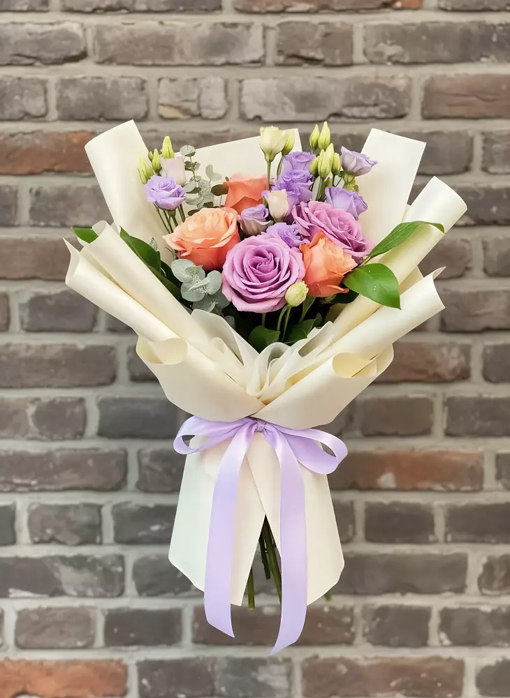 Букет цветов из: Лизиантусы и Розы в Кизеле