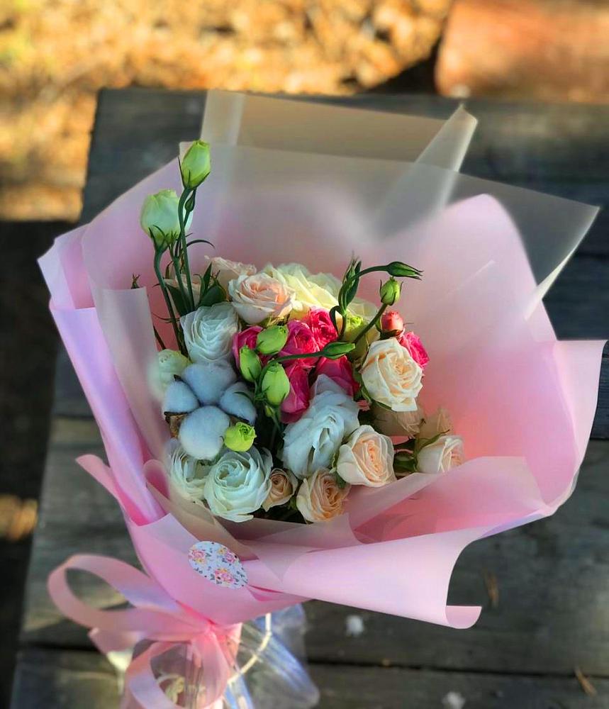 Букет цветов из: Розы и Лизиантусы в Кизеле