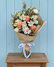 Букет цветов из:  Альстромерии, Лизиантусы, Розы и Хризантемы в Кизеле