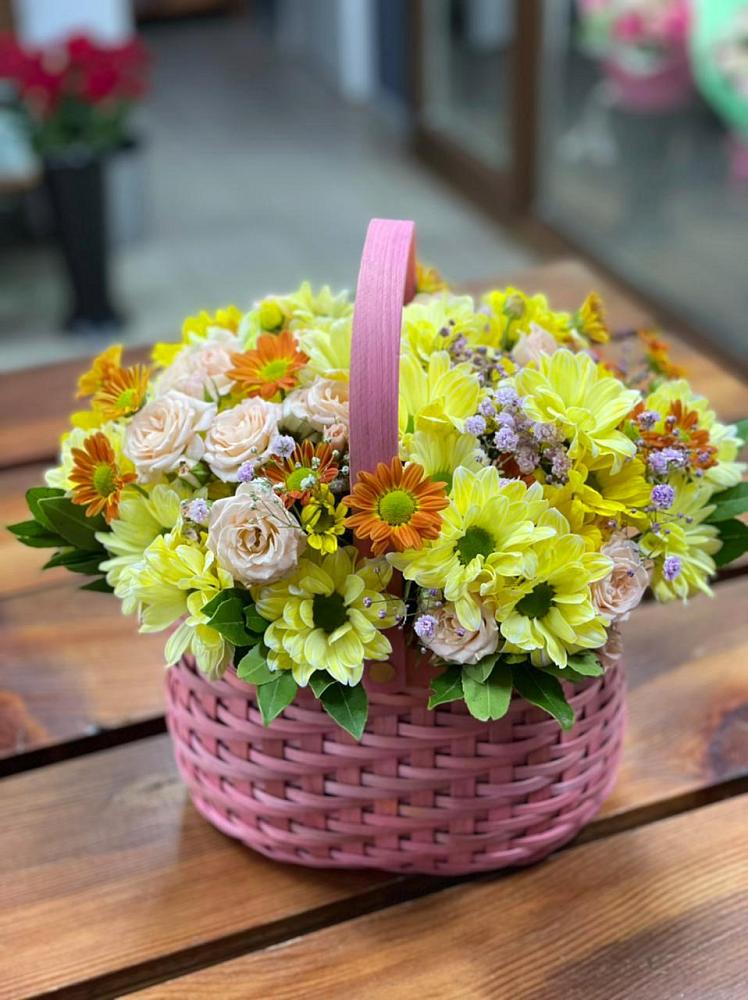 Цветочная композиция из Хризантемы и Розы в корзине в Кизеле
