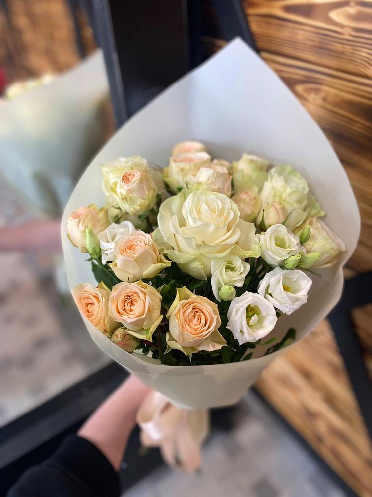 Букет цветов из: Розы и Лизиантусы в Кизеле